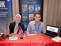 Selvi Novita Jadi Interpreter Resmi di International Education Forum