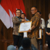 Unissula Terima Penghargaan Dari Menteri Koordinator Pemberdayaan Masyarakat atas Komitmen Pengentasan Kemiskinan
